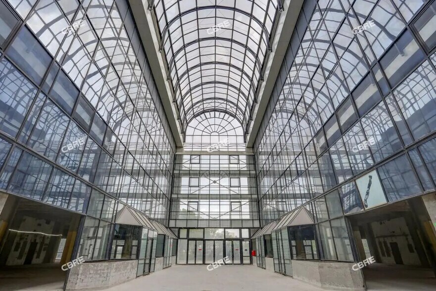 Flex in Colombes for lease - Interior Photo - Image 1 of 12