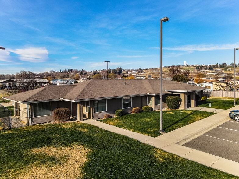 1691 Washington Ct, Sunnyside, WA for sale - Building Photo - Image 2 of 9