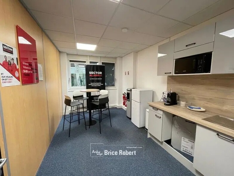 Office in Bron for lease - Interior Photo - Image 2 of 3