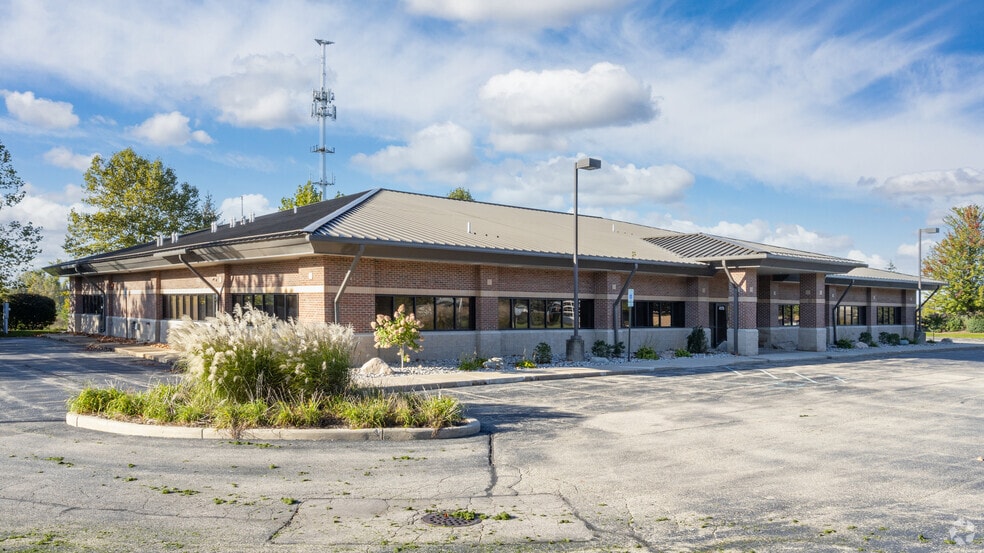 4170 Embassy Dr SE, Grand Rapids, MI for lease - Primary Photo - Image 1 of 2