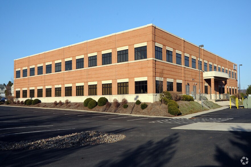 205 W Welsh Dr, Douglassville, PA for lease - Building Photo - Image 3 of 6