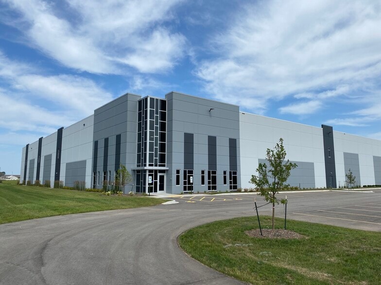 3653 E. Milis Drive, Appleton, WI for lease - Building Photo - Image 2 of 5