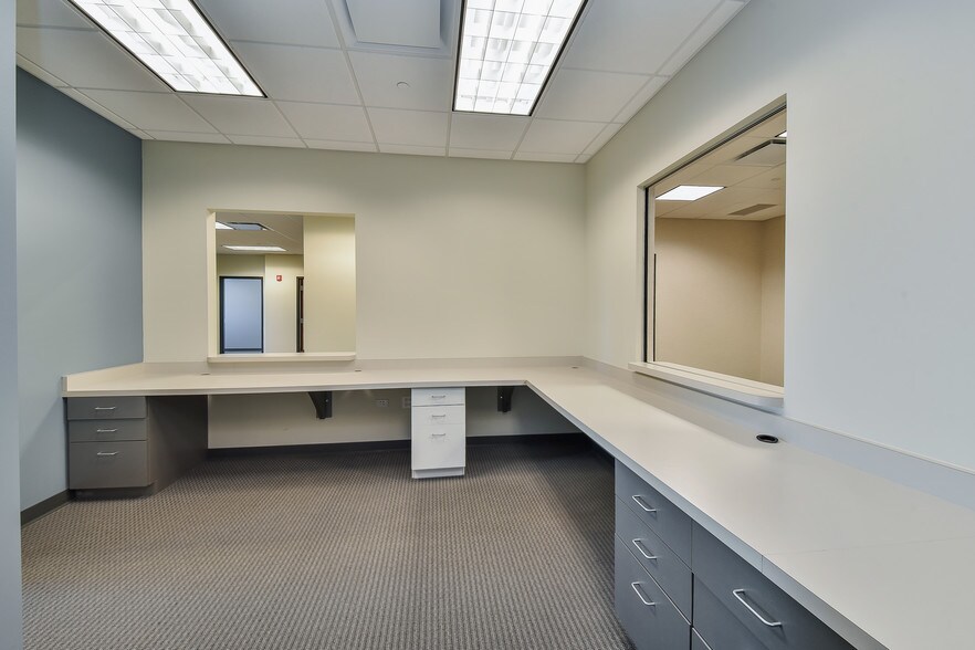 1600 N Randall Rd, Elgin, IL for sale - Interior Photo - Image 2 of 17