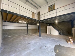 zi de calens, Beautiran for lease Interior Photo- Image 1 of 5