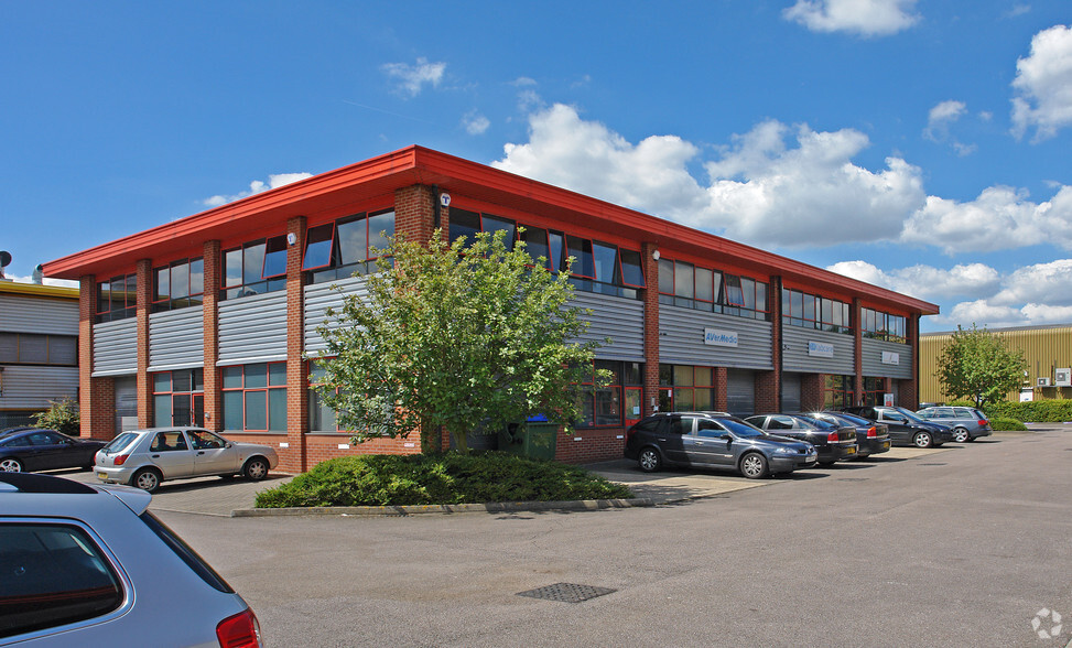 14-24 Howard Way, Newport Pagnell for lease - Primary Photo - Image 1 of 6