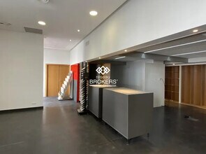 Retail in Bois-Colombes for lease Interior Photo- Image 1 of 2