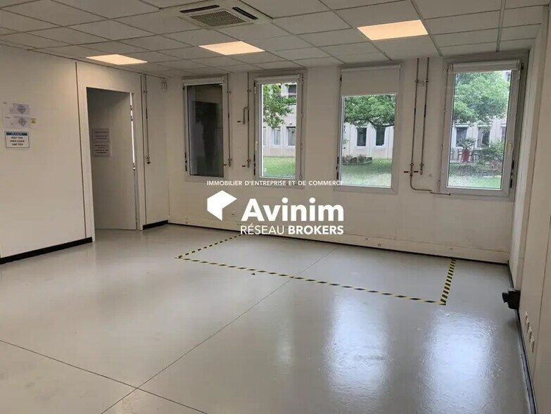 Office in Meylan for lease - Interior Photo - Image 1 of 31