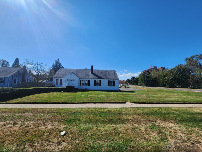 128 Saltonstall Pky, East Haven, CT for sale - Primary Photo - Image 1 of 11