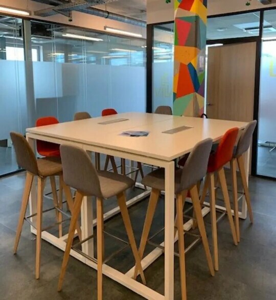 Office in Rouen for lease - Building Photo - Image 3 of 6