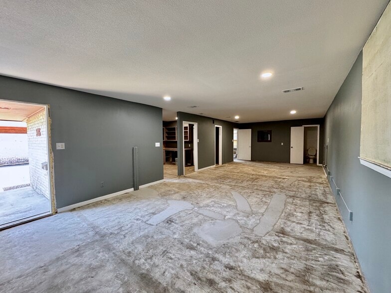 5816 Berkman Dr, Austin, TX for lease - Interior Photo - Image 3 of 6