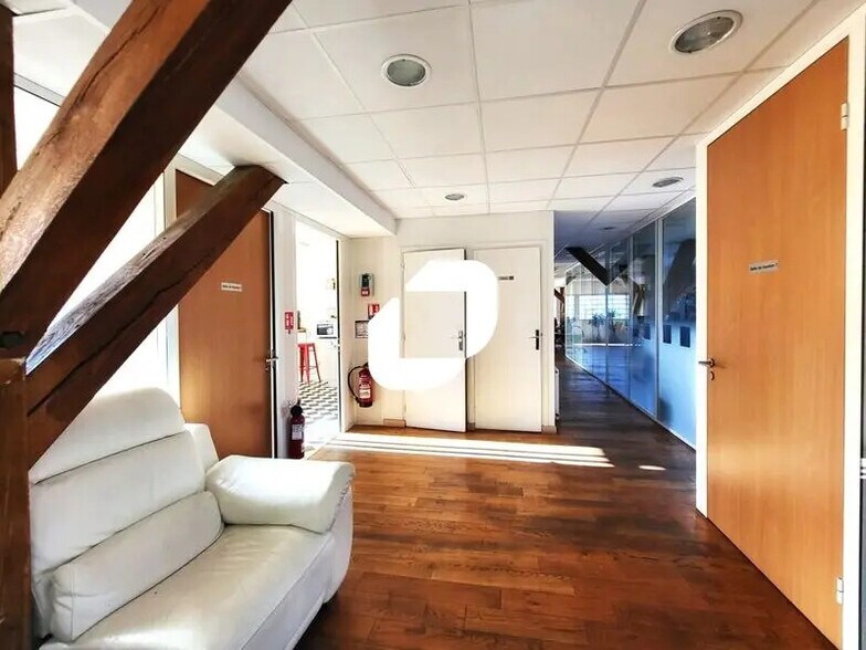 Office in Malakoff for lease - Building Photo - Image 2 of 17