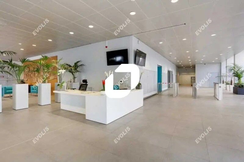 Office in Pantin for sale - Lobby - Image 2 of 19
