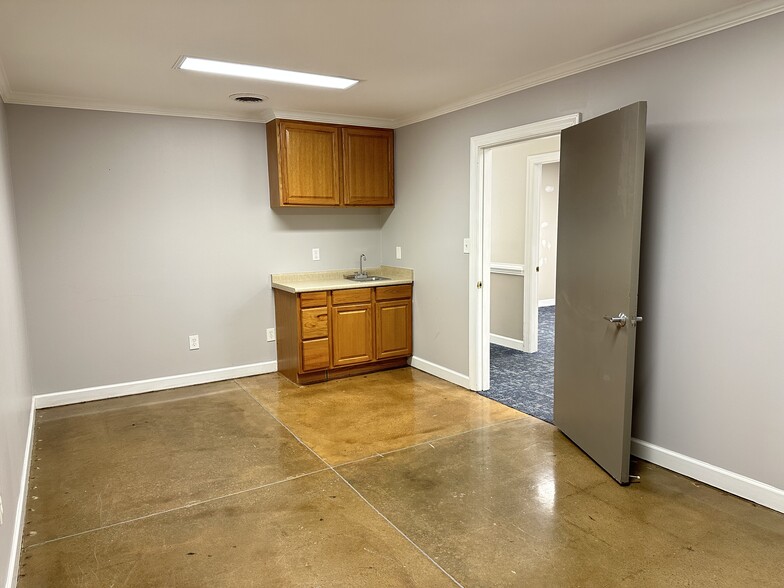 223 E Chatham St, Cary, NC for lease - Interior Photo - Image 2 of 5