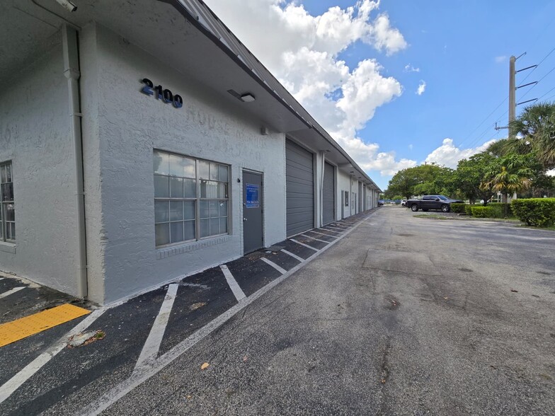 2100 N Powerline Rd, Pompano Beach, FL for lease - Building Photo - Image 1 of 9