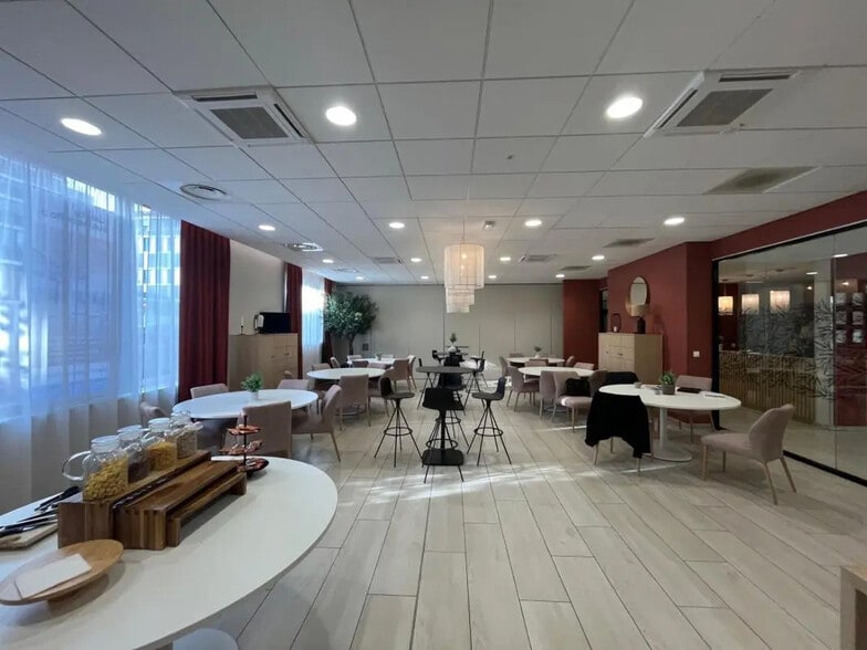 Retail in Lille for lease - Building Photo - Image 2 of 3