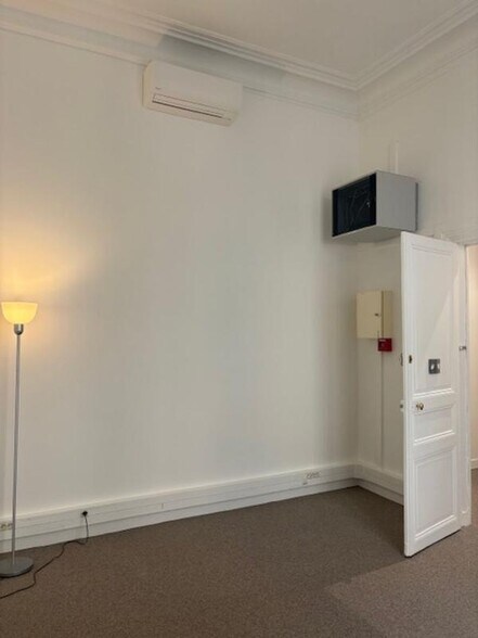57 Rue Pierre Charron, Paris for lease - Building Photo - Image 3 of 6