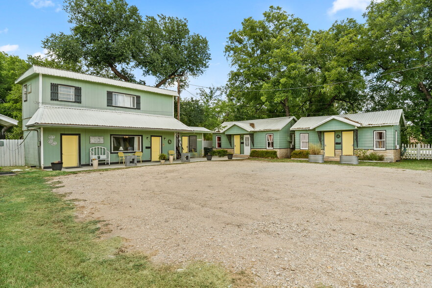 702 W Wallace St, San Saba, TX for sale - Building Photo - Image 1 of 54