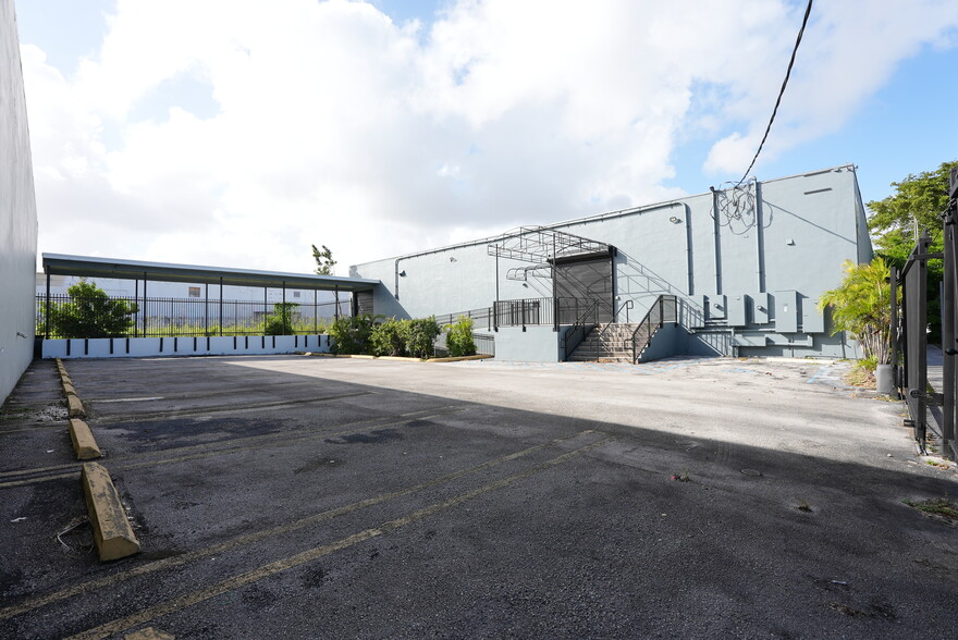 6550 NE 4th Ct, Miami, FL for lease - Building Photo - Image 3 of 24