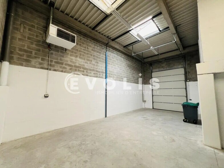 Flex in Moissy-Cramayel for lease - Interior Photo - Image 2 of 6