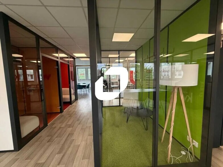 Office in Osny for lease - Interior Photo - Image 3 of 18