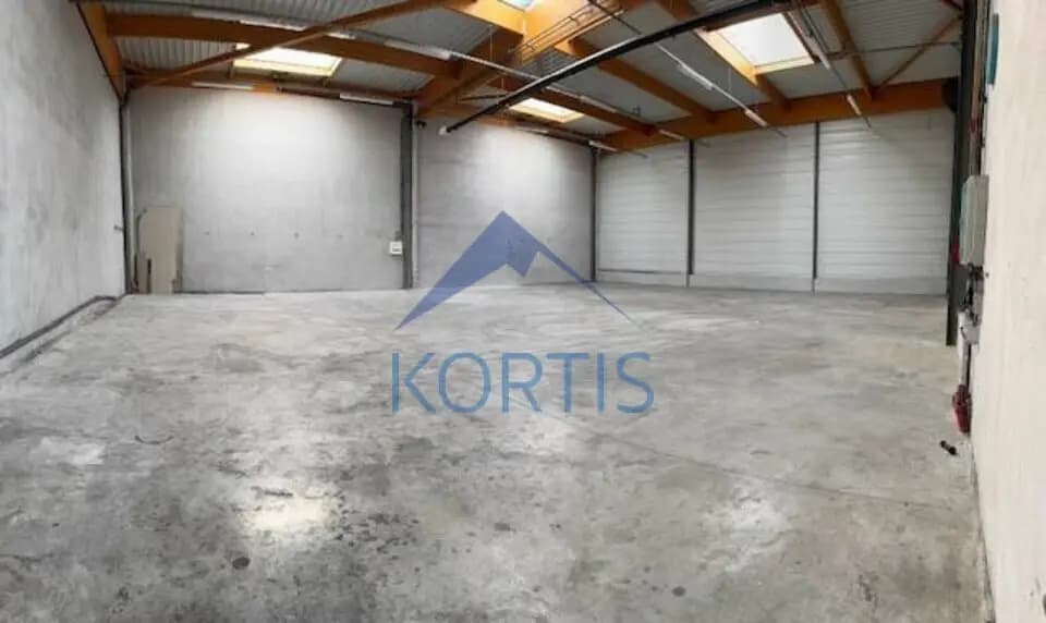 Flex in La Verpillière for lease - Interior Photo - Image 3 of 6