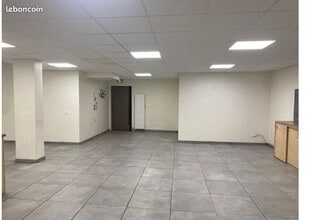 Retail in Lyon for lease Interior Photo- Image 2 of 6