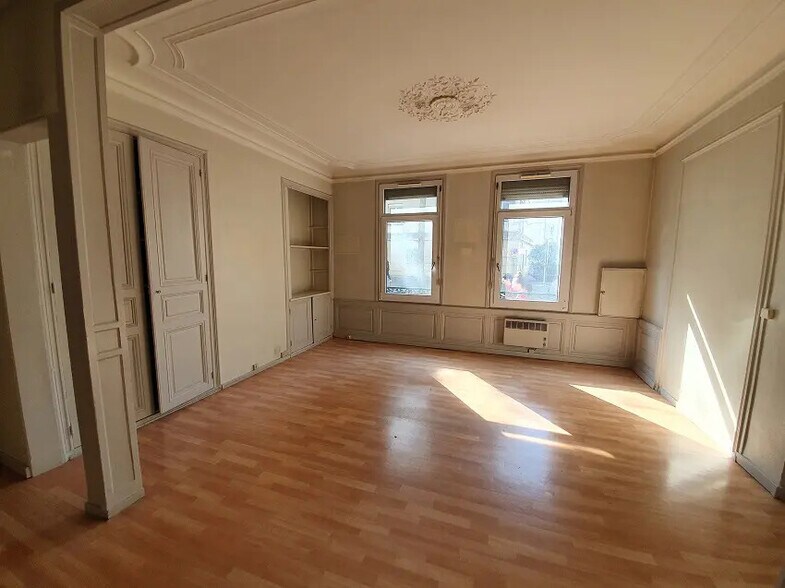 15 Rue Du Docteur Maunoury, Chartres for lease - Interior Photo - Image 3 of 6