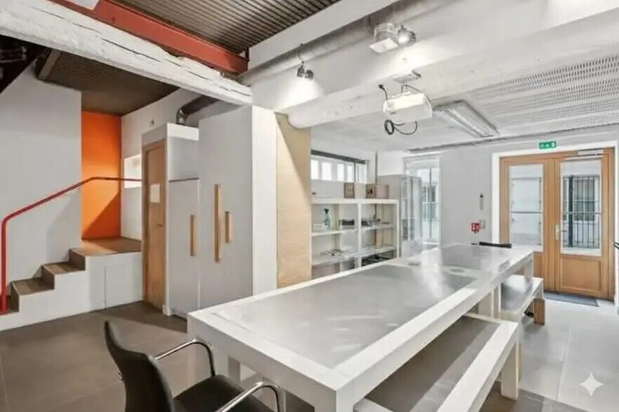 Retail in Paris for lease - Interior Photo - Image 1 of 3