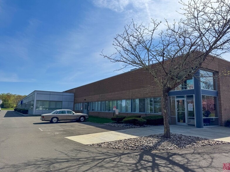 4 Pin Oak Dr, Branford, CT for lease - Building Photo - Image 1 of 32