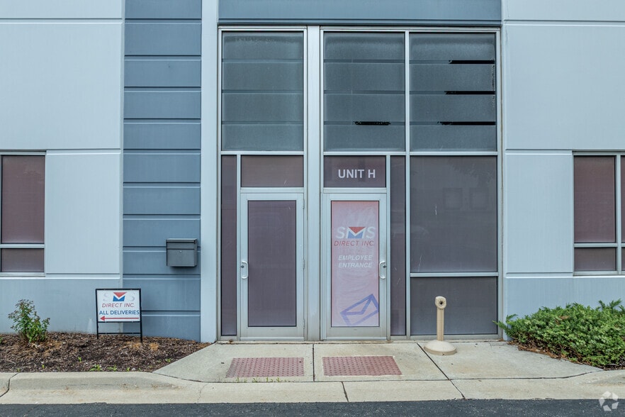 1000 W Crossroads Pkwy, Bolingbrook, IL for lease - Building Photo - Image 3 of 5