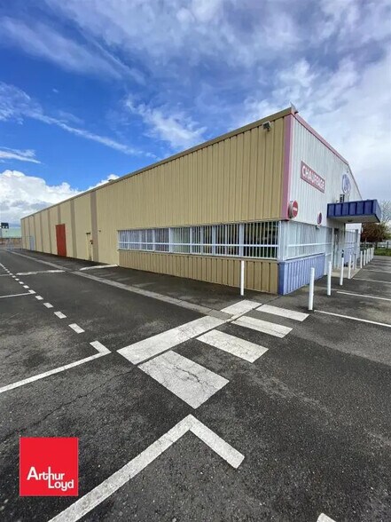 Retail in Mainvilliers for lease - Building Photo - Image 1 of 5
