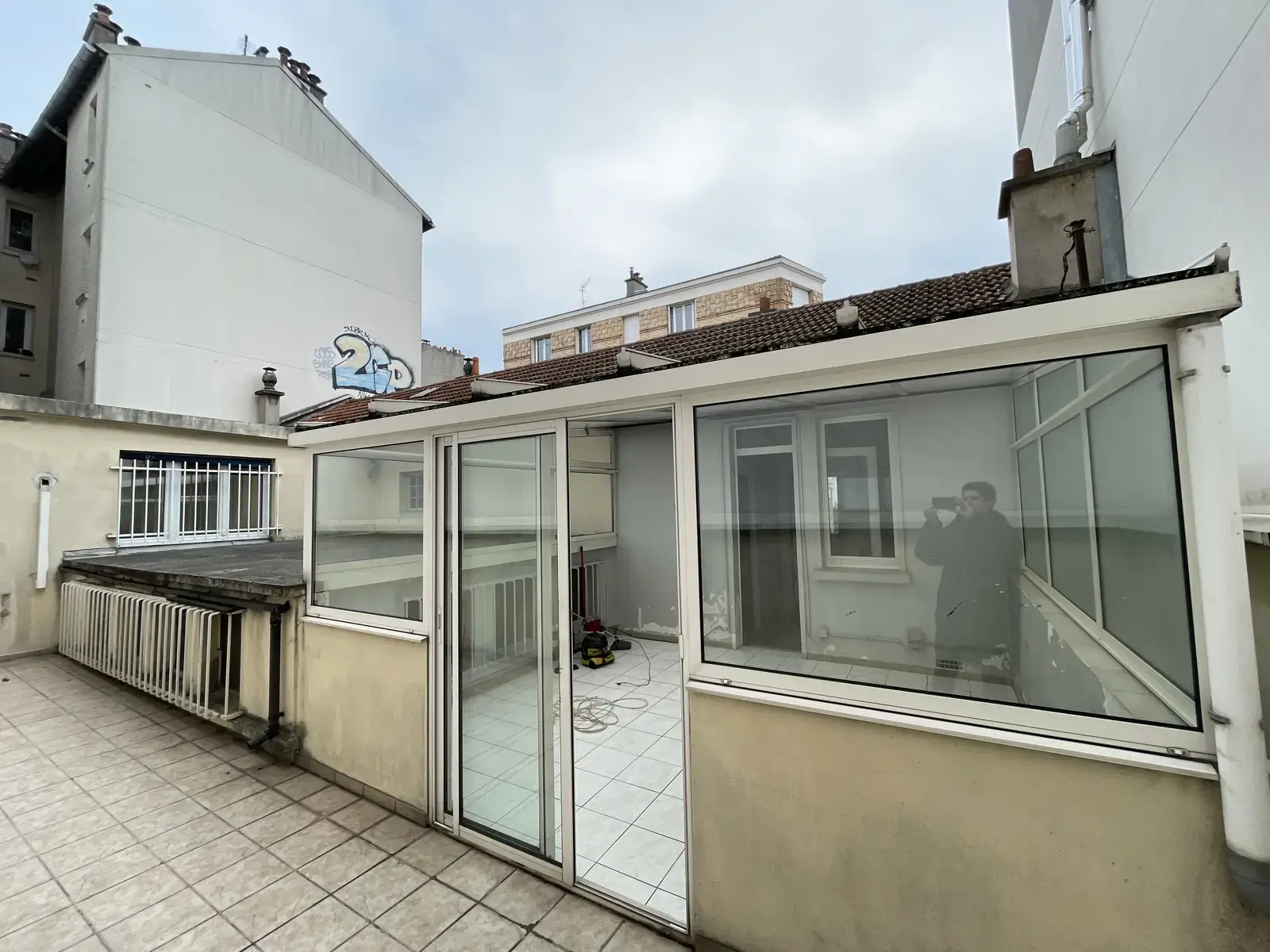 Flex in Les Lilas for lease Interior Photo- Image 1 of 9