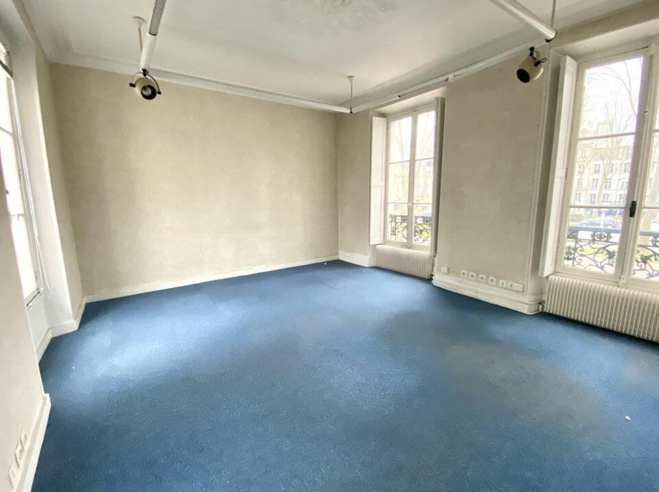 Office in Versailles for lease Interior Photo- Image 1 of 2