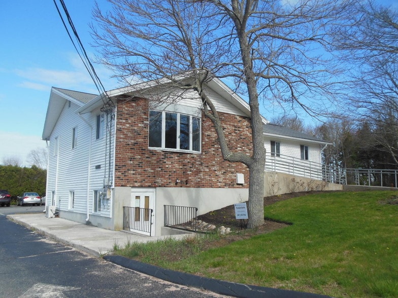 33 Crestview Dr, Westerly, RI for sale - Primary Photo - Image 1 of 1
