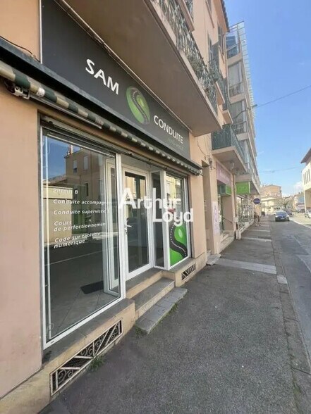 Retail in Saint-Raphaël for lease - Building Photo - Image 1 of 4