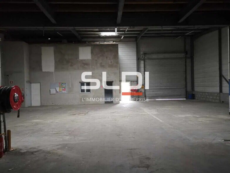 Flex in Toussieu for lease - Interior Photo - Image 2 of 10