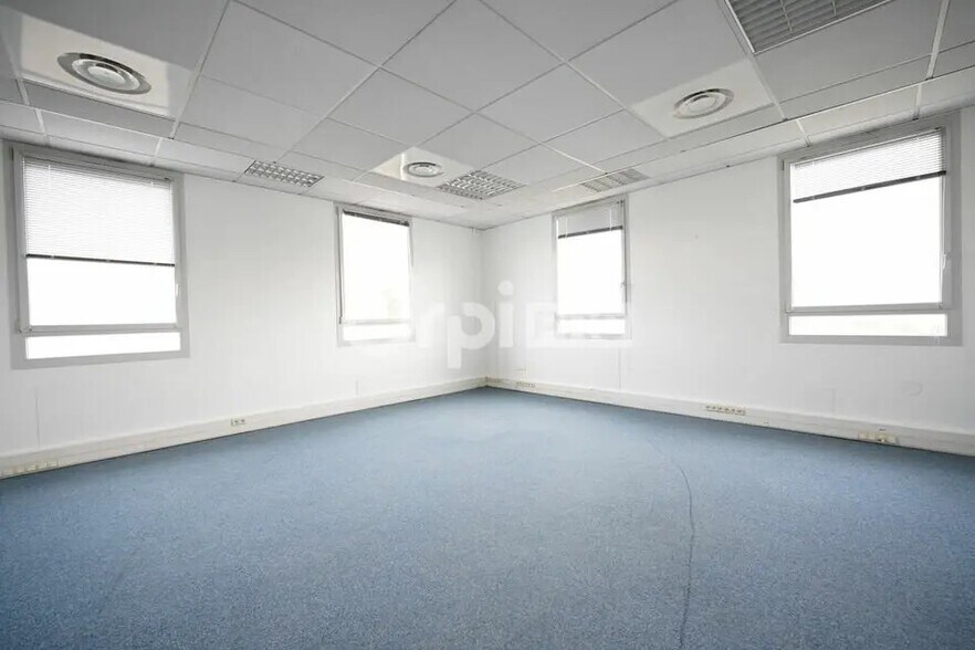 Office in Bron for lease - Interior Photo - Image 3 of 7