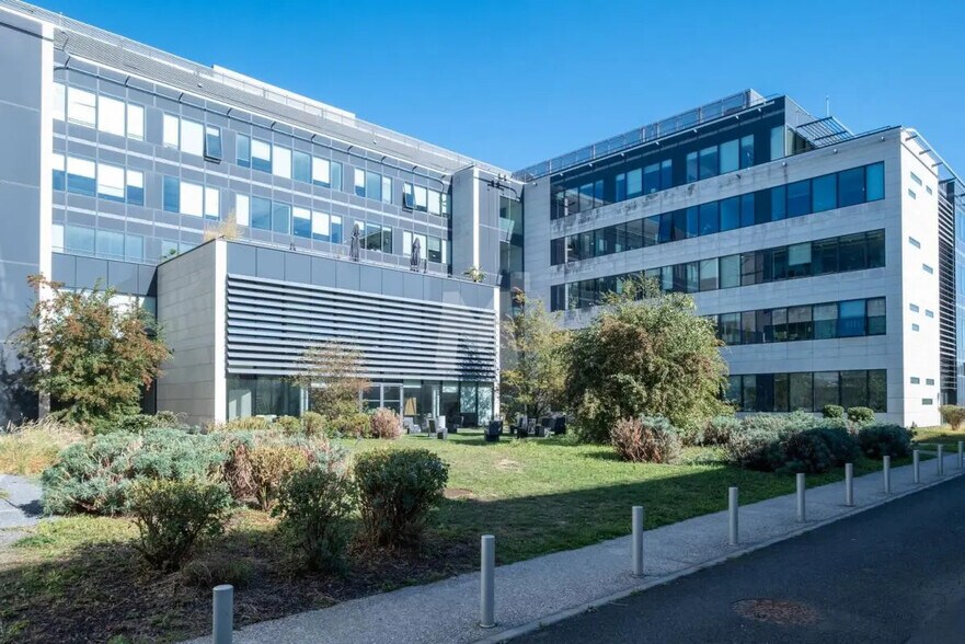 Office in Rungis for lease - Building Photo - Image 3 of 11