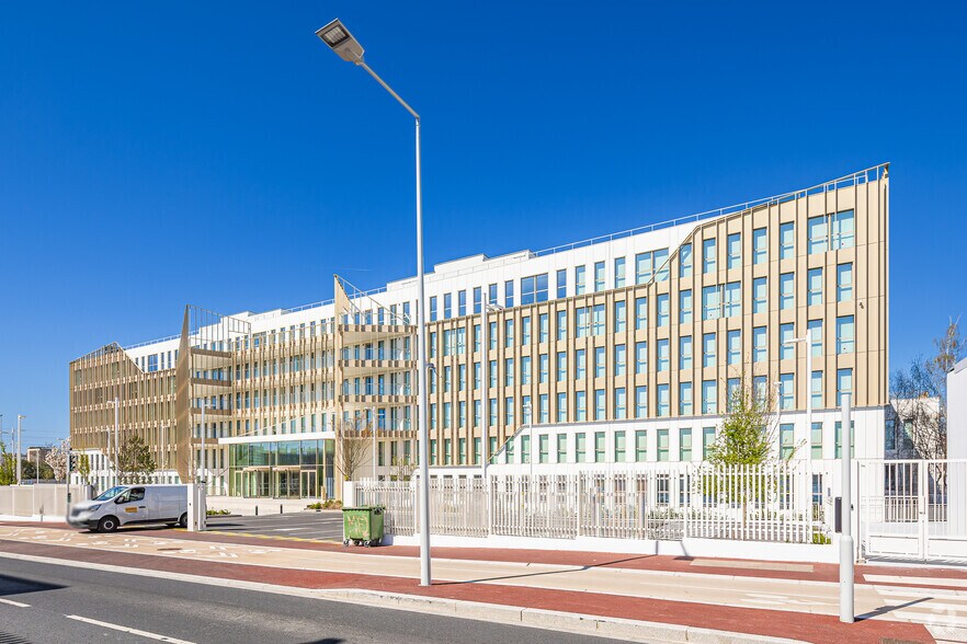 Office in Nanterre for lease - Building Photo - Image 3 of 6