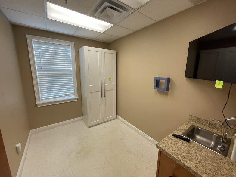 757 CR 466 #100, Lady Lake, FL for lease - Interior Photo - Image 3 of 17