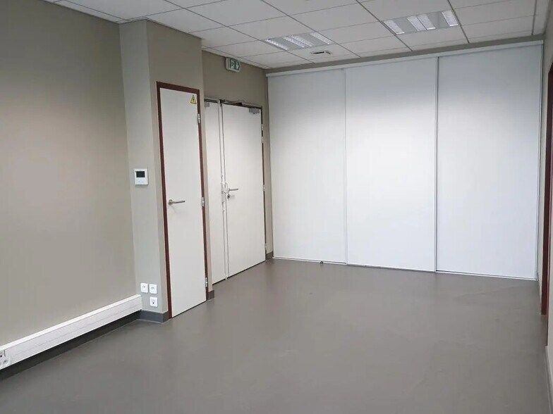 110 4 Rue Germaine Tillion, Saint-Genis-Pouilly for lease - Building Photo - Image 2 of 9