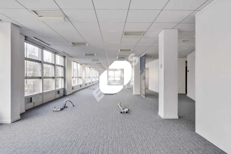 Office in Saint-Denis for lease - Interior Photo - Image 2 of 11