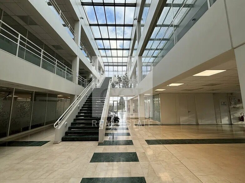 Office in Bron for lease - Interior Photo - Image 2 of 12