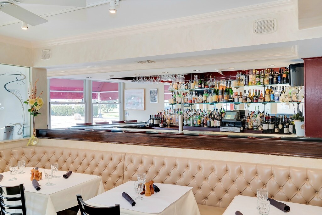 75 Jobs Ln, Southampton, NY 11968