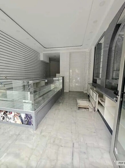 Retail in Paris for lease - Interior Photo - Image 3 of 10