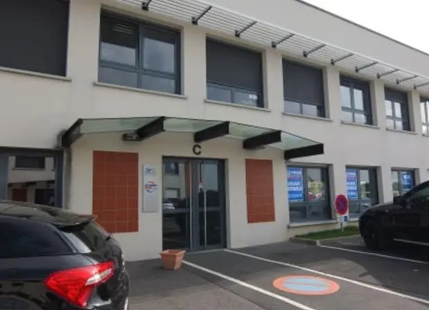 Location Bureaux 594 m² - Photo 1