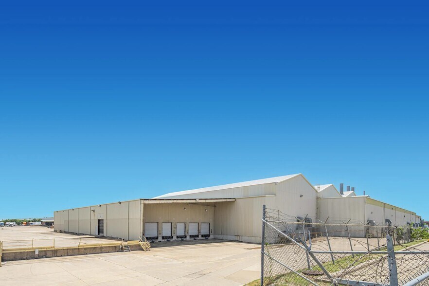 4030-4040 Forest Ln, Garland, TX for lease - Building Photo - Image 3 of 8