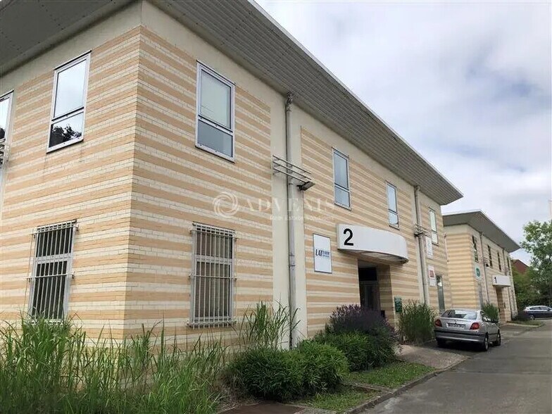 Office in Voisins-le-Bretonneux for lease - Building Photo - Image 1 of 7