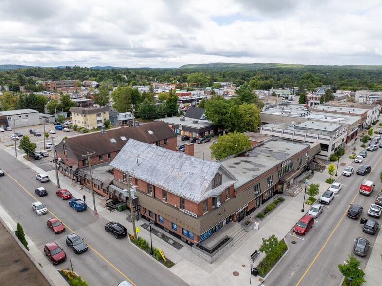 532 Rue De La Madone, Mont-laurier, QC for sale - Primary Photo - Image 1 of 2