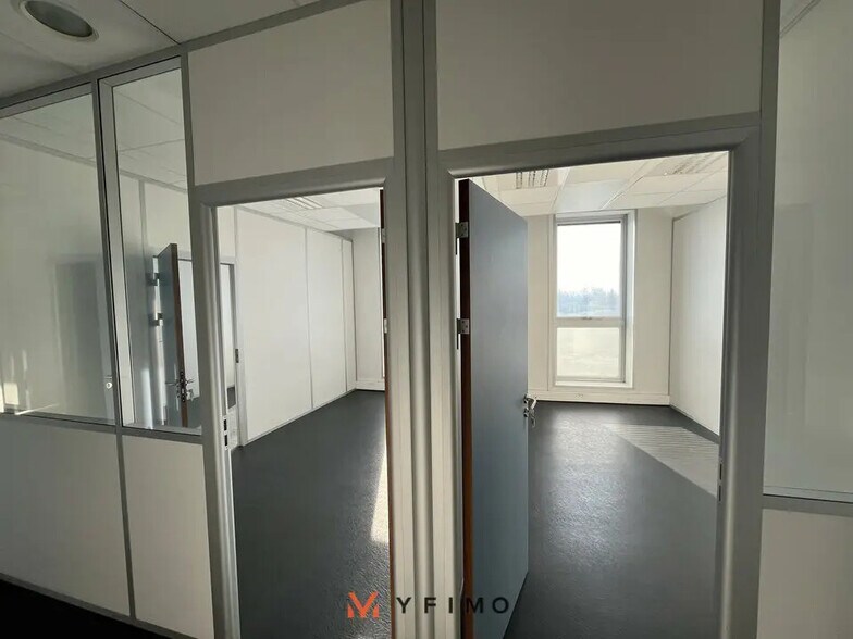 Office in Argenteuil for lease - Interior Photo - Image 2 of 5